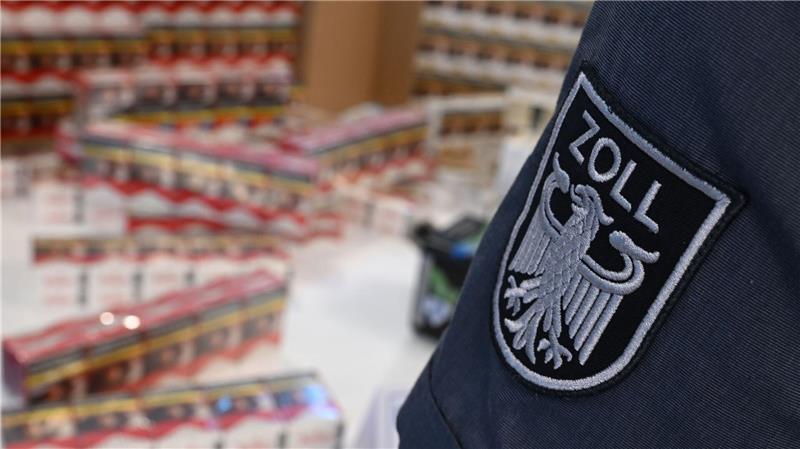 In Munster stellt der Zoll massenhaft unversteuerte Zigaretten sicher.