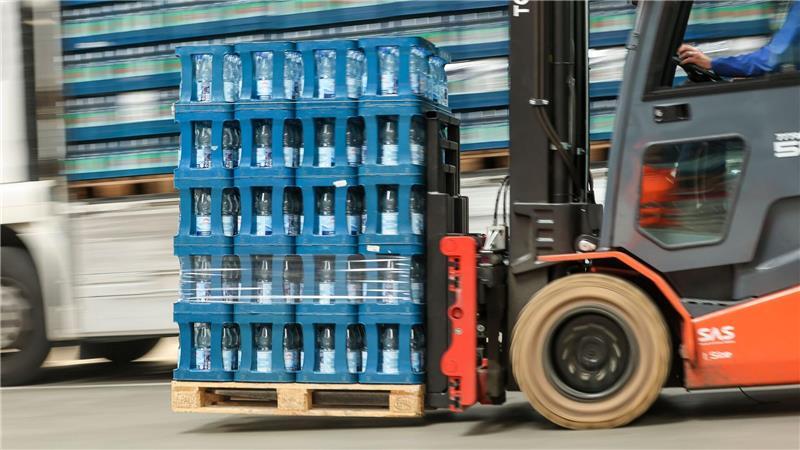 Leere Rewe-Regale? Gewerkschaft bestreikt Getränkelieferant Trinks In NRW könnten sich die Streiks nach Einschätzung der Gewerkschaft stärker auswirken als in Nord- und Ostdeutschland. Der Süden ist demnach nicht betroffen. (Symbolbild)