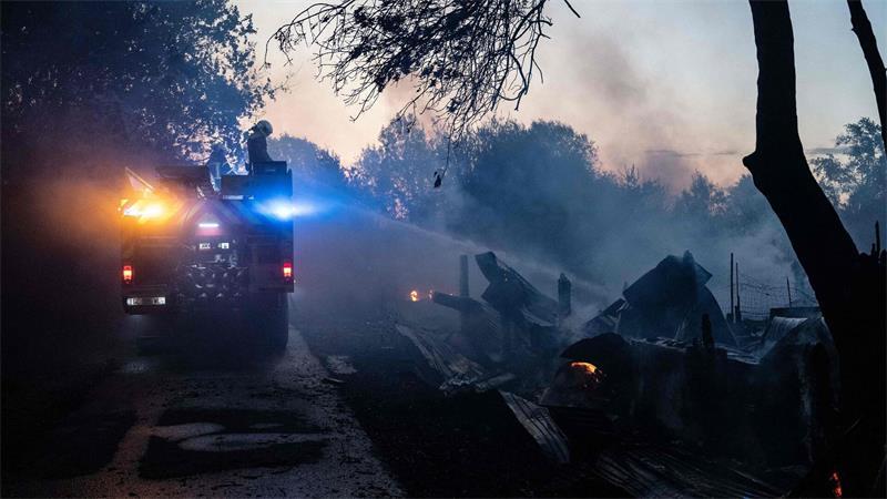 In Nantes kämpfte die Feuerwehr weiterhin gegen einen Brand in einem Waldgebiet, in dem sich eine Wohnwagensiedlung befindet.