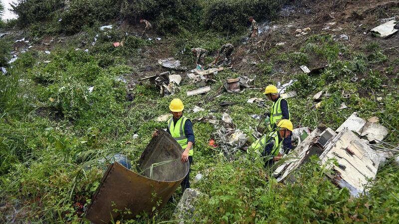 Flugzeug in Nepal kurz nach Start verunglückt - 18 Tote In Nepal gibt es wegen der gebirgigen Lage und der sich schnell ändernden Wetterverhältnisse, aber auch wegen Sicherheitsmängeln immer wieder Flugzeugunglücke.