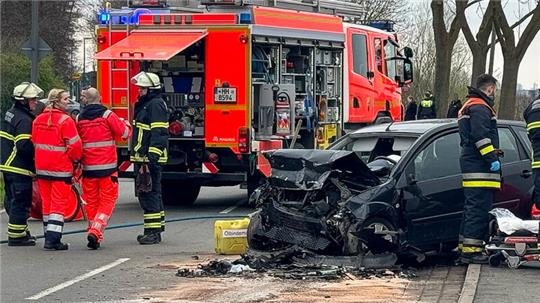 In Neuenfelde ist eine Autofahrerin nach einem schweren Verkehrsunfall gestorben. Ein Mann wurde schwer verletzt.