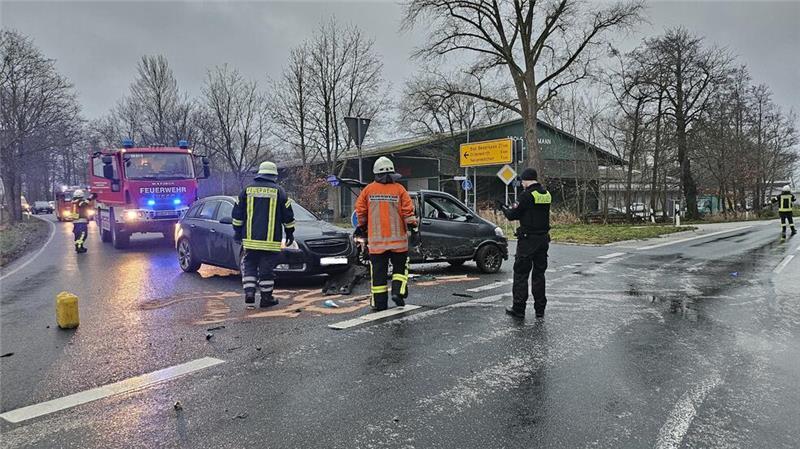 Vier Schwerverletzte nach Unfallserie im Kreis Cuxhaven In Neuenkirchen krachte es am Nachmittag an einer Kreuzung.