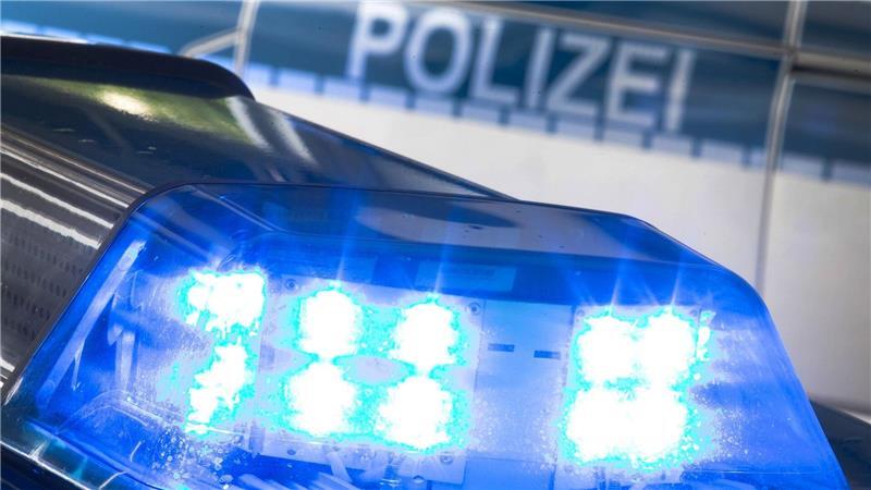 In Neustadt am Rübenberge durchsuchen Einsatzkräfte der Polizei mehrere Wohnungen - und finden Waffen, Munition, Drogen sowie Kisten mit mutmaßlichem Diebesgut. (Symbolbild)