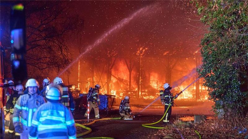 Böller-Tote und Angriffe auf Einsatzkräfte zum Jahresstart In Neuwied brannte eine Lagerhalle ab.