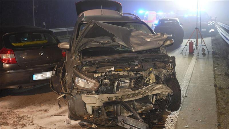 In Niedersachen kam es am frühen Morgen zu einem Unfall auf der spiegelglatten Autobahn 1. Dabei wurden nach Polizeiangaben fünf Menschen leicht verletzt.