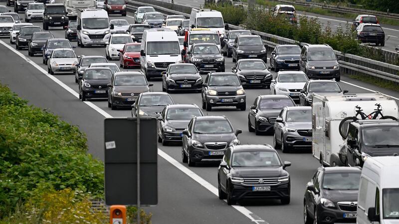 Wieder mehr Autos in Niedersachsen - Diese Stadt liegt bundesweit vorn In Niedersachsen fahren viele Autos. Das führt manchmal zu Stau. (Symbolbild)