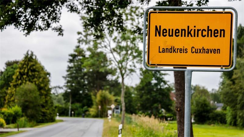 In Niedersachsen gibt es einige Neuenkirchen - eins liegt im Landkreis Cuxhaven.