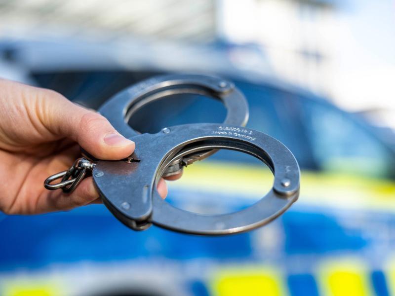 Fischbek: 34-Jähriger attackiert im Streit Vater mit Messer – Festnahme In Niedersachsen sind mehrere Tausend Menschen trotz gültiger Haftbefehle auf freiem Fuß. Foto: David Inderlied/dpa/Illustration