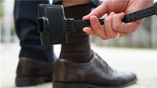 In Niedersachsen soll die Fußfessel künftig auch Täter von häuslicher Gewalt einschränken. (Archivbild)