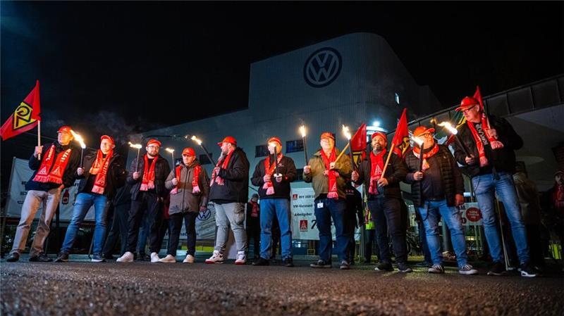 Warnstreiks an zahlreichen Werkstoren in Niedersachsen In Niedersachsen streiken zahlreiche Mitarbeiterinnen und Mitarbeiter.