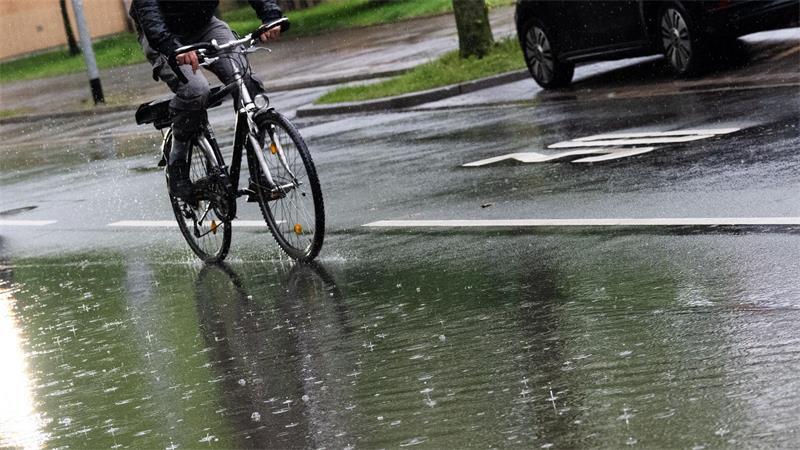 In Niedersachsen und Bremen kann es zu Starkregen und Gewitter kommen. (Symbolbild)