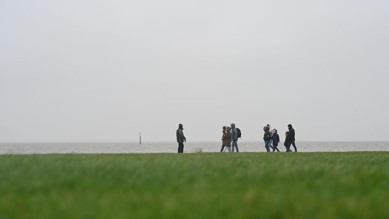 In Niedersachsen und Bremen müssen sich die Menschen am Mittwoch auf stürmische Böen und Regen einstellen. (Symbolbild)