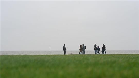 In Niedersachsen und Bremen müssen sich die Menschen am Mittwoch auf stürmische Böen und Regen einstellen. (Symbolbild)