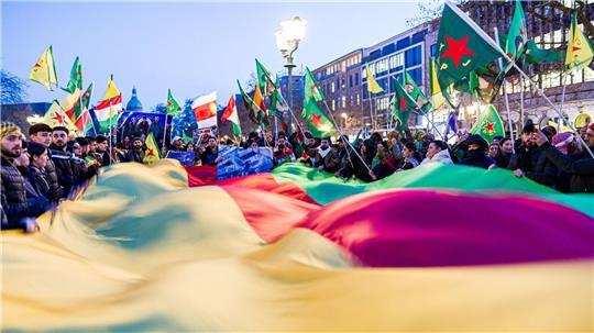 In Niedersachsen und Bremen versammelten sich zahlreiche Menschen zu pro-kurdischen Protesten. 