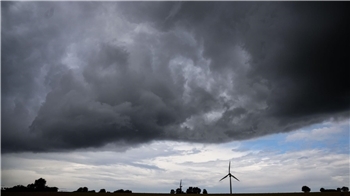 In Niedersachsen zieht in den kommenden Tagen vielerorts Gewitter auf. (Symbolbild)