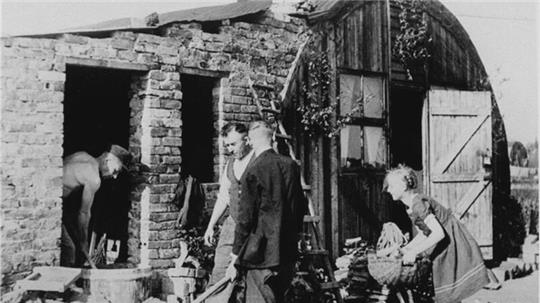 In Nissenhütten und einfachen Anbauten lebten nach dem Krieg im Jahre 1946 viele Menschen in Hannover. In Zeven waren Flüchtlinge und Vertriebene in Baracken an der Bremer Straße, Hinter der Ahe und im RAD-Lager an der Bahnhofstraße untergebracht.Foto: Historisches_Museum_Hannover