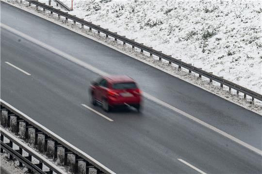 In Norddeutschland müssen Autofahrer am Montag mit Glatteis rechnen (Symbolbild). Foto: Armin Weigel/dpa