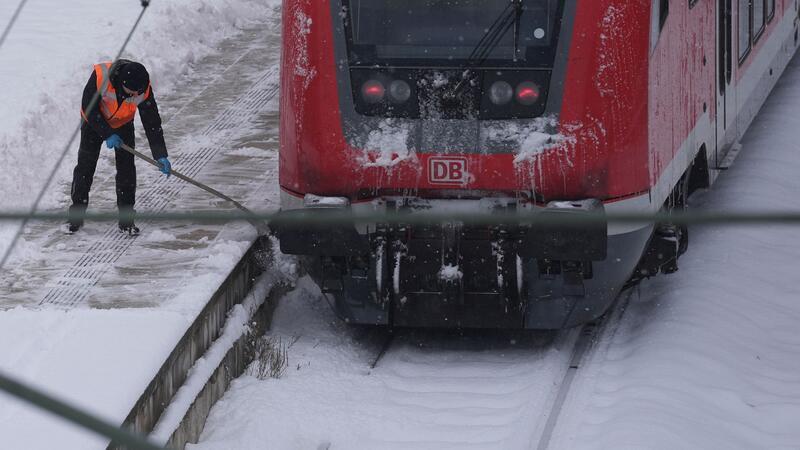 In Norden fahren weiterhin Züge. Die Bahn rät aber, auf unnötige Fahrten zu verzichten.