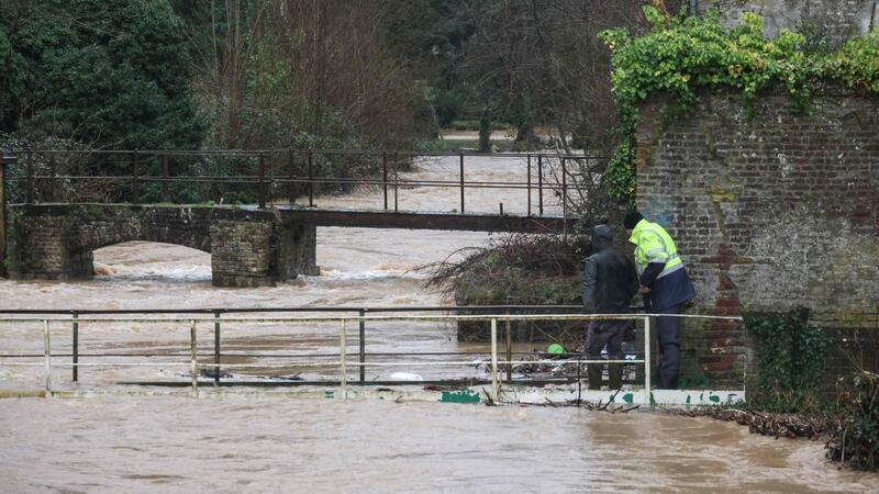 In Nordfrankreich ist wegen Sturm „Henk“ und heftigen Regens die höchste Unwetterwarnstufe ausgerufen worden.