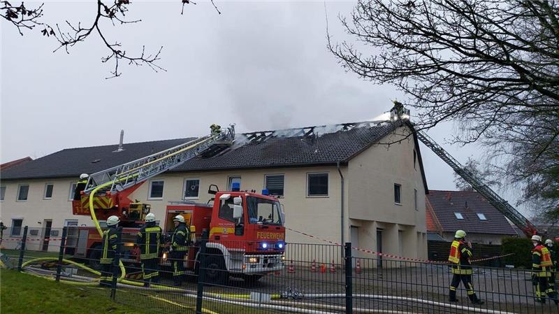 In Nordholz ist am Montagmorgen das Dach eines Mehrfamilienhauses in Brand geraten, nachdem es eine Explosion gegeben hatte. Das bestätigte die Polizei. Foto: Fischer
