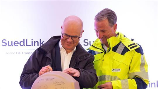 In Nortorf wurde der Grundstein für den Stromkonverter Wilster gelegt - Tobias Goldschmidt und Thorsten Dietz unterschrieben auf einem symbolischen Bauhelm.