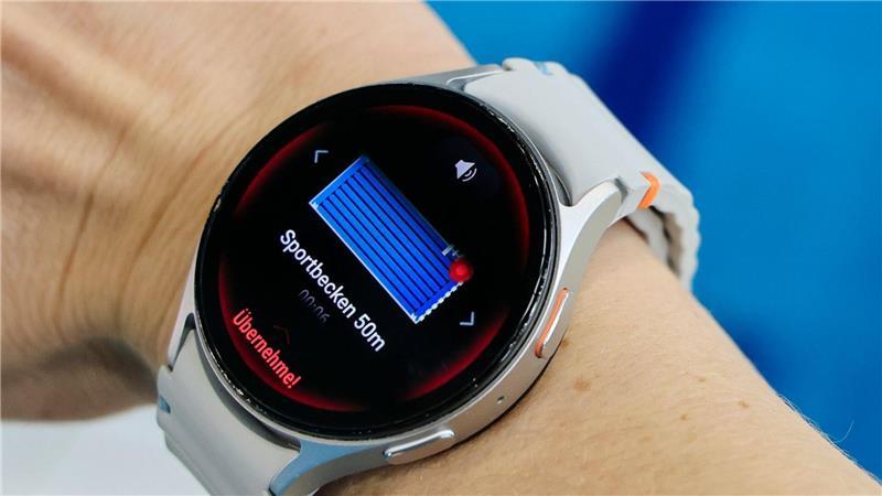 In Notfällen wird ein Alarm auf die Smartwatch geschickt.