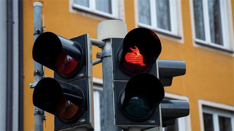 Ost-Ampelmännchen wird 65 – und hat kuriose Geschwister In Nürnberg zeigt die Ampel nach Albrecht Dürers Vorbild einen sitzenden (Rot) und einen springenden Feldhasen (Grün). (Archivbild)