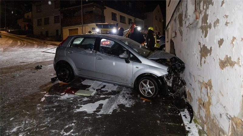 Gefährliche Glätte in ganz Deutschland In Oberfranken war dieses Auto mit solcher Wucht gegen eine Hauswand gekracht, dass das leerstehende Gebäude jetzt mit einer Stützkonstruktion gesichert werden muss.
