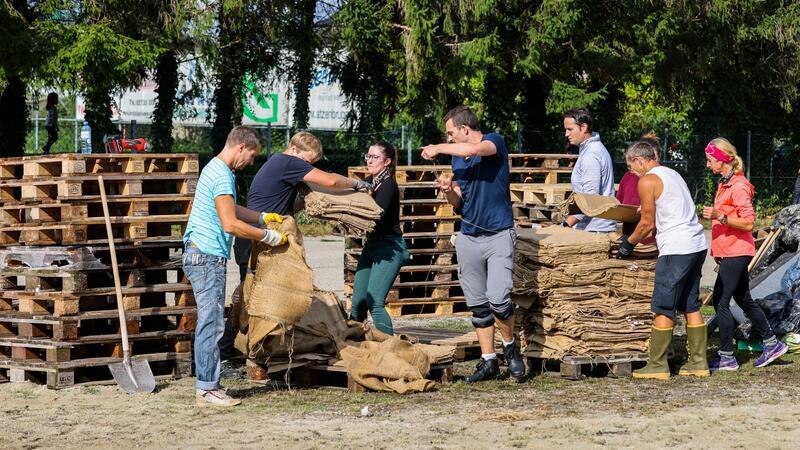 In Österreich helfen Freiwillige beim Befüllen von Sandsäcken.