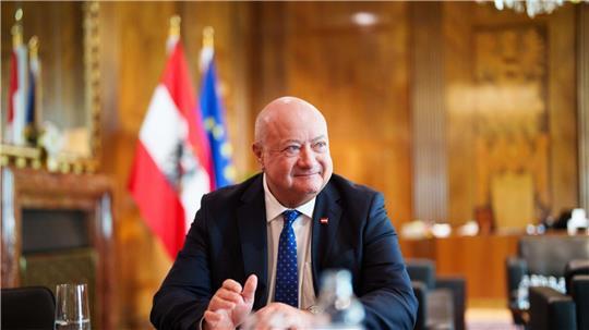 Österreichs Kanzler: Koalition mit Anti-Streit-Rezept In Österreich streitet die Dreier-Koalition trotz aller großen inhaltlichen Unterschiede - zumindest bisher - kaum.
