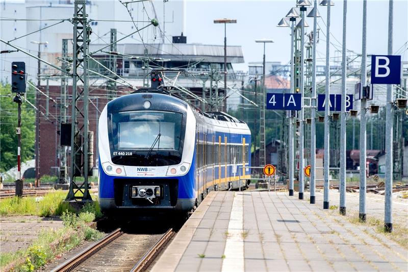 Junge in Bremen von Zug überfahren – Spendenaufruf für Beerdigung In Oldenburg kam es zur einer Kollision mit einer Nordwestbahn. Symbolfoto: dpa/Handout