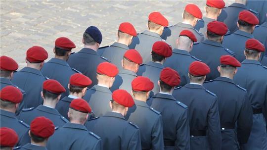 In Oldenburg und Braunschweig richtet die Bundeswehr bis Mitte 2027 Musterungszentren ein. (Symbolbild)