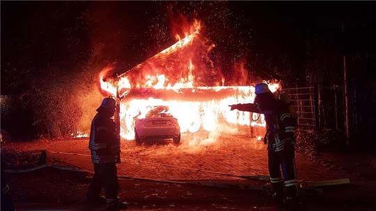 In Oldendorf ging am Sonnabend ein Elektrofahrzeug in Flammen auf und entzündete den Carport gleich mit.