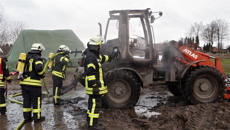 In Oldendorf ist am Freitag ein Radlader in Flammen aufgegangen. Foto: Rolf Hillyer-Funke / Feuerwehren Samtgemeinde Oldendorf-Himmelpforten