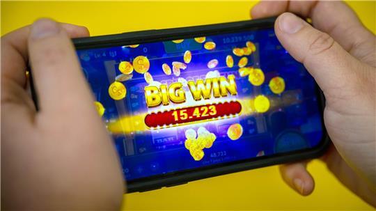 In Online-Glücksspielen sehen Experten ein wachsendes Risiko. (Symbolbild)