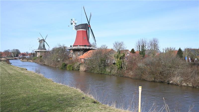 In Ostfriesland wird Wasser über die Kanäle in die Nordsee geleitet. 