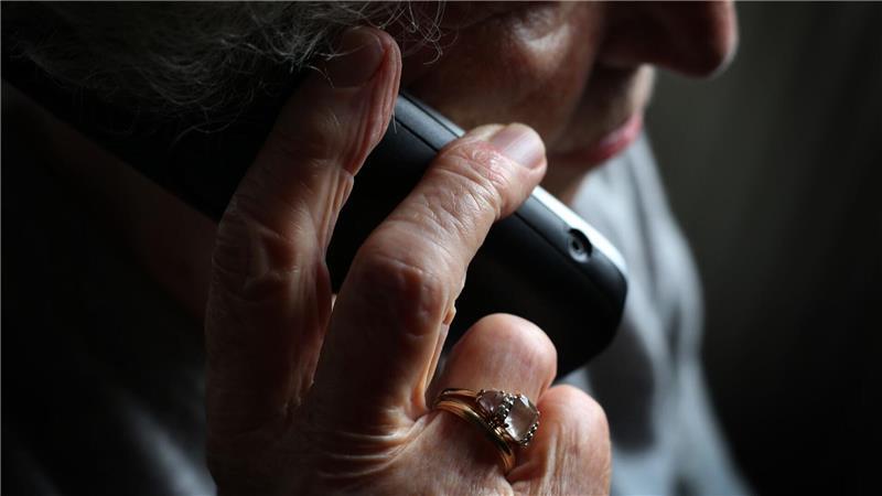 In Otterndorf hat eine 81-jährige Seniorin einen fünfstelligen Eurobetrag sowie Goldschmuck im fünfstelligen Eurobereich an Betrüger übergeben. (Symbolbild)