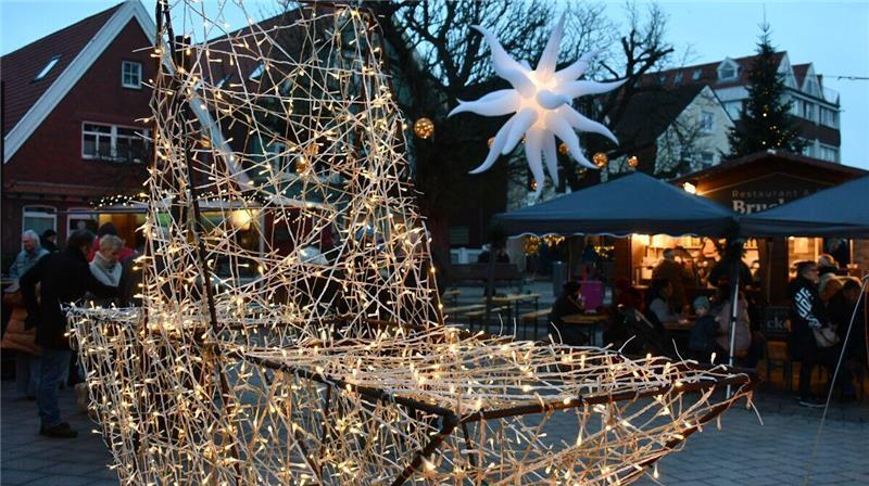 In Otterndorf kam es zum Eklat, nachdem auf einem Weihnachtsmarkt rechtsextreme Musik abgespielt wurde.