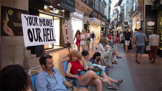 In Palma demonstrierten nach Polizeiangaben rund 1.000 Einheimische gegen die Folgen des Massentourismus.
