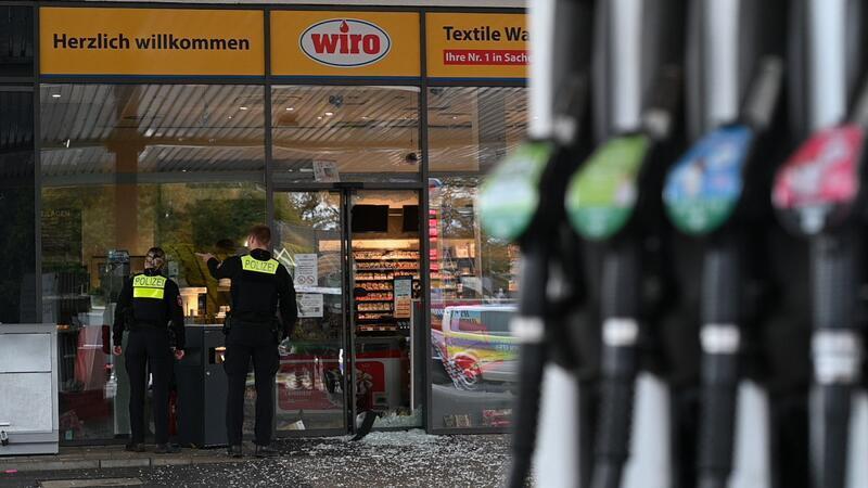 In Papenburg wurde am frühen Morgen ein Geldautomat im Kassenraum einer Tankstelle gesprengt - zwei Tatverdächtige sind bereits in Polizeigewahrsam.