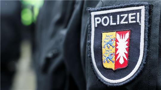 In Pinneberg haben Polizisten mehrere Läden durchsucht. (Symbolbild)