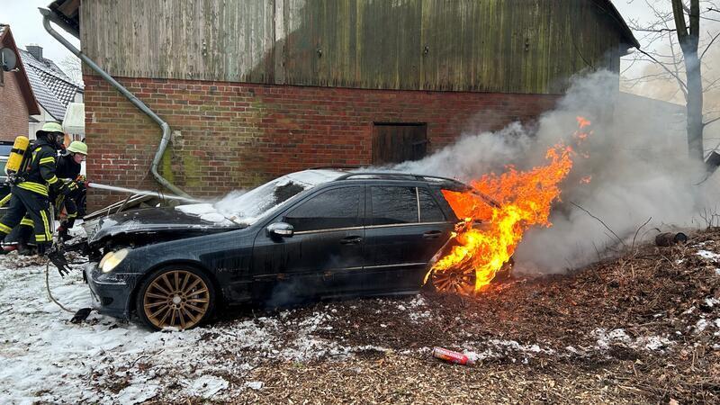 Auto steht in Pippensen in Flammen In Pippensen war ein Auto in Brand geraten.