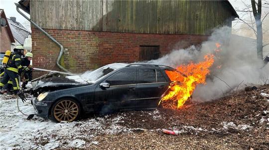 In Pippensen war ein Auto in Brand geraten.