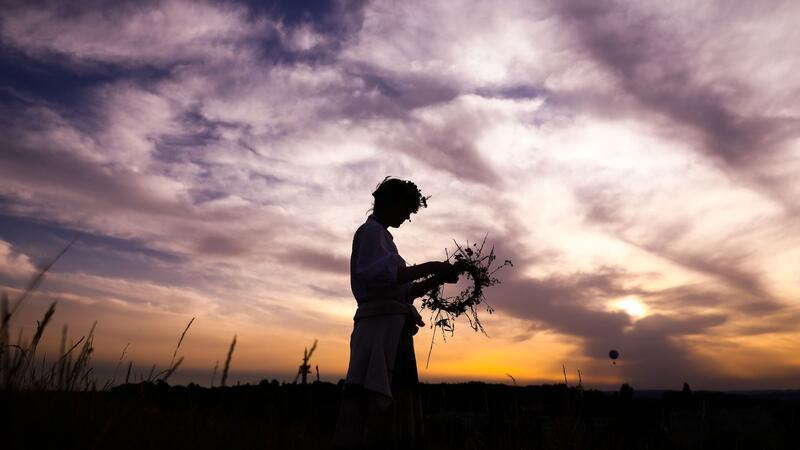Menschen feiern vielerorts kürzeste Nacht des Jahres In Polen feiern die Menschen die Sommersonnenwende, genannt „Noc Kupaly“.