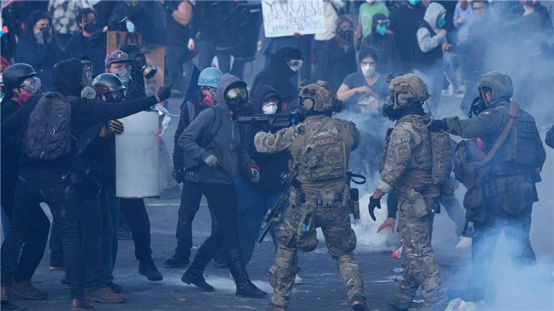 In Portland gibt es seit Längerem Proteste rund um eine ICE-Einrichtung - dabei wurde im Juni auch Tränengas gegen Demonstranten eingesetzt. (Archivbild)