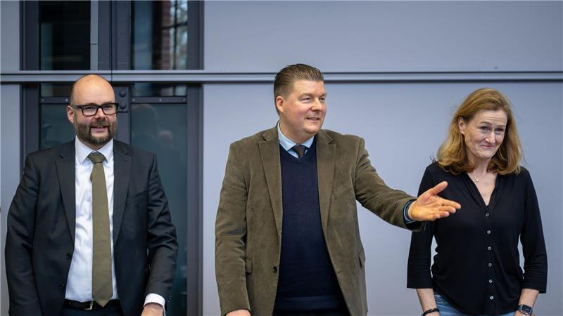 Tarifstreit um öffentlichen Dienst zäher als erwartet In Potsdam werden die Länder vertreten von Andreas Dressel (m), Hamburgs SPD-Finanzsenator und aus dem sächsichen Kabinett Finanzminister Christian Piwarz (CDU) und seine Kieler Grünen-Amtskollegin Silke Schneider. (Archivfoto)