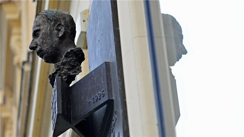 In Prag erinnert eine Büste an den Schriftsteller Rainer Maria Rilke (1875-1926). Hier besuchte er die Volksschule.