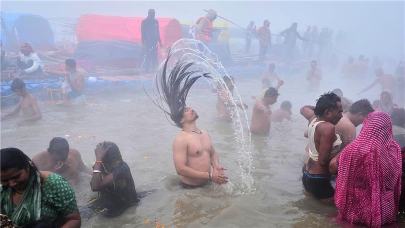 In Praygraj nehmen Gläubige am Mauni Amavasya, einem besonderen Tag im Hinduismus, ein heiliges Bad, um ihre Vorfahren zu ehren