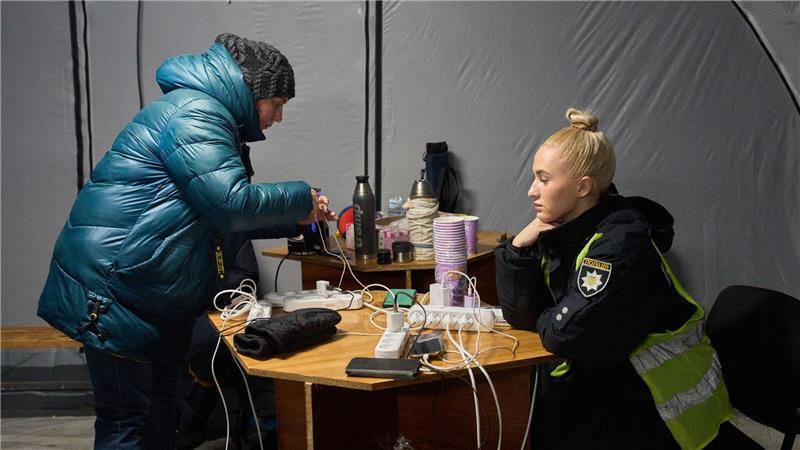 In „Punkten der Unbeugsamkeit“ können Ukrainer bei Stromausfällen ihre Mobiltelefone aufladen.