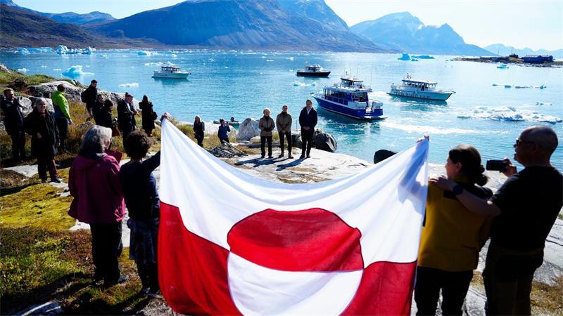 Botschaft an Trump: EU baut Zusammenarbeit mit Grönland aus In Qoornoq wurden die Gäste von Einheimischen mit einer Fahne Grönlands begrüßt.